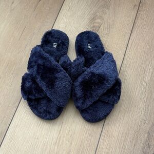 Gap Factory size 8 navy blue fuzzy slippers
